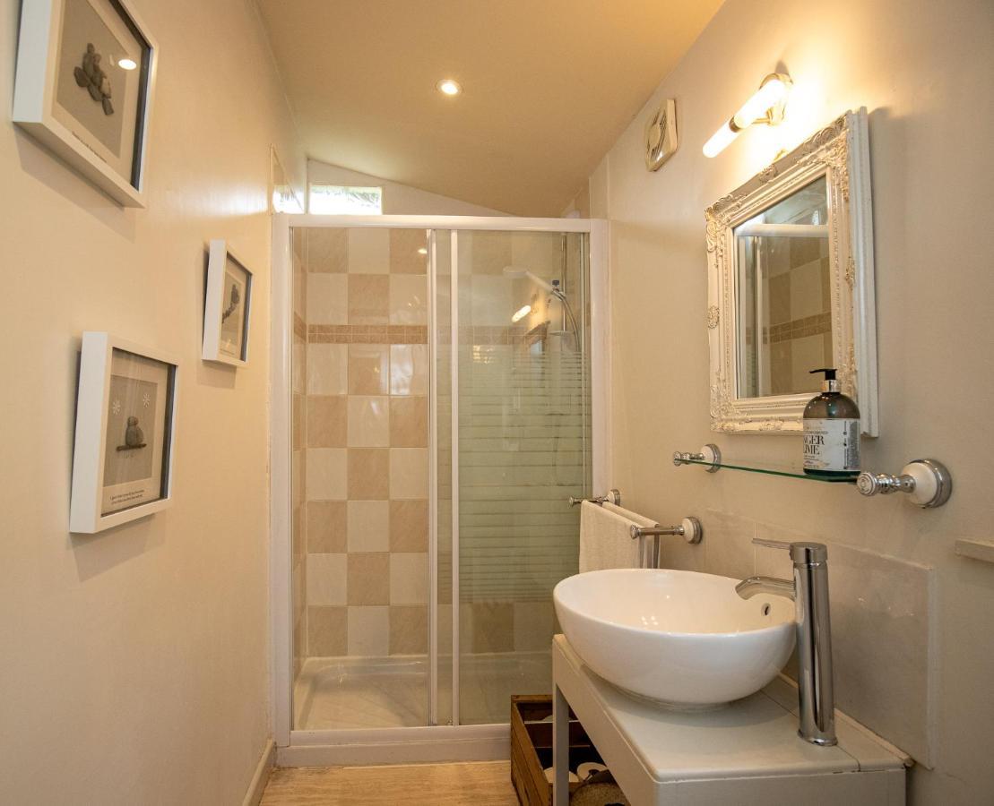 Treetops Lodge, Bantham, South Devon, A Tranquil Rural Retreat *