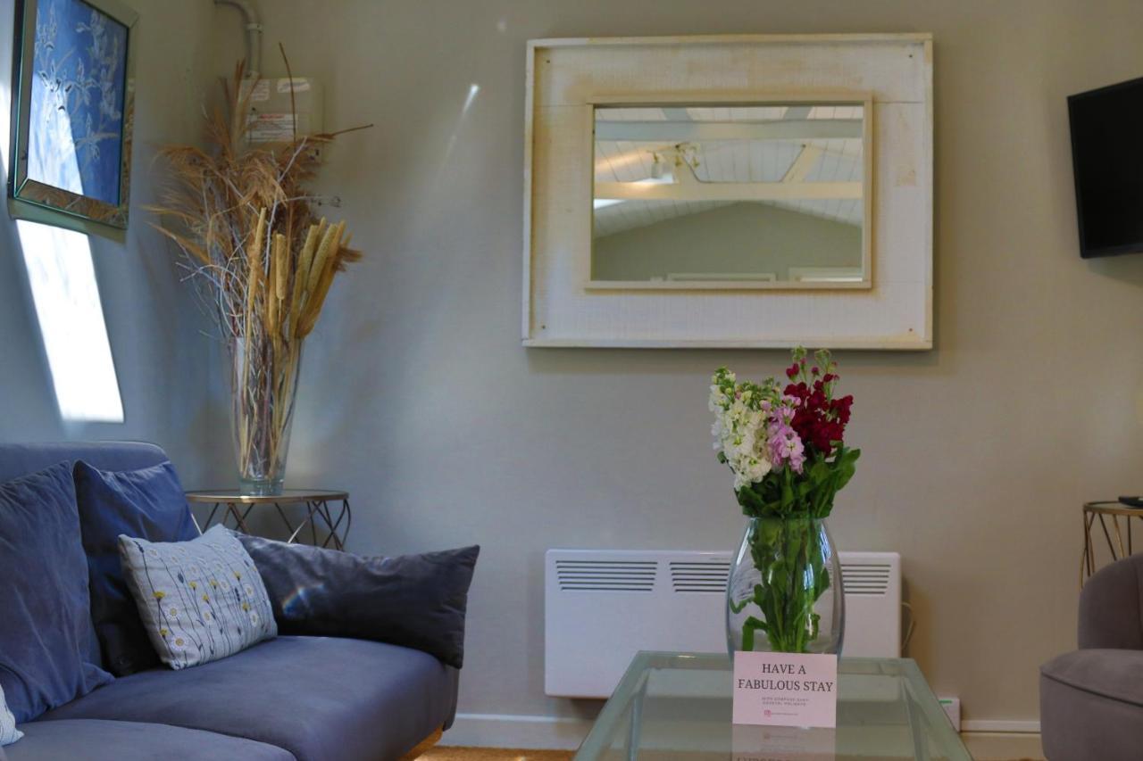 Treetops Lodge, Bantham, South Devon, A Tranquil Rural Retreat *